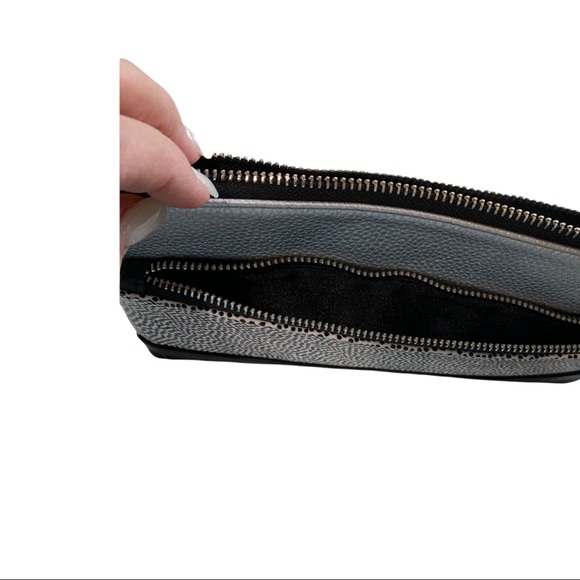 EXPRESS PEBBLED FAUX LEATHER TASSLED BLACK WHITE AND SILVER ZIP WRISTLET - Picture 15 of 16